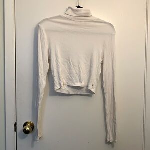 LEVI’S CROP TURTLENECK